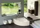 Badezimmeransicht mit Eckwanne, Waschbecken und modernem Design. Ideal Standard Armaturen sind sichtbar. Große Fenster bringen Tageslicht und Blick ins Grüne.